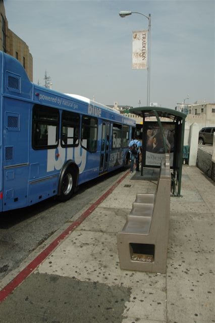 Parada de autobús en donde aún hay bancas para que el público espero la llega del camión. (Foto JOsé Ubaldo/Metro).
