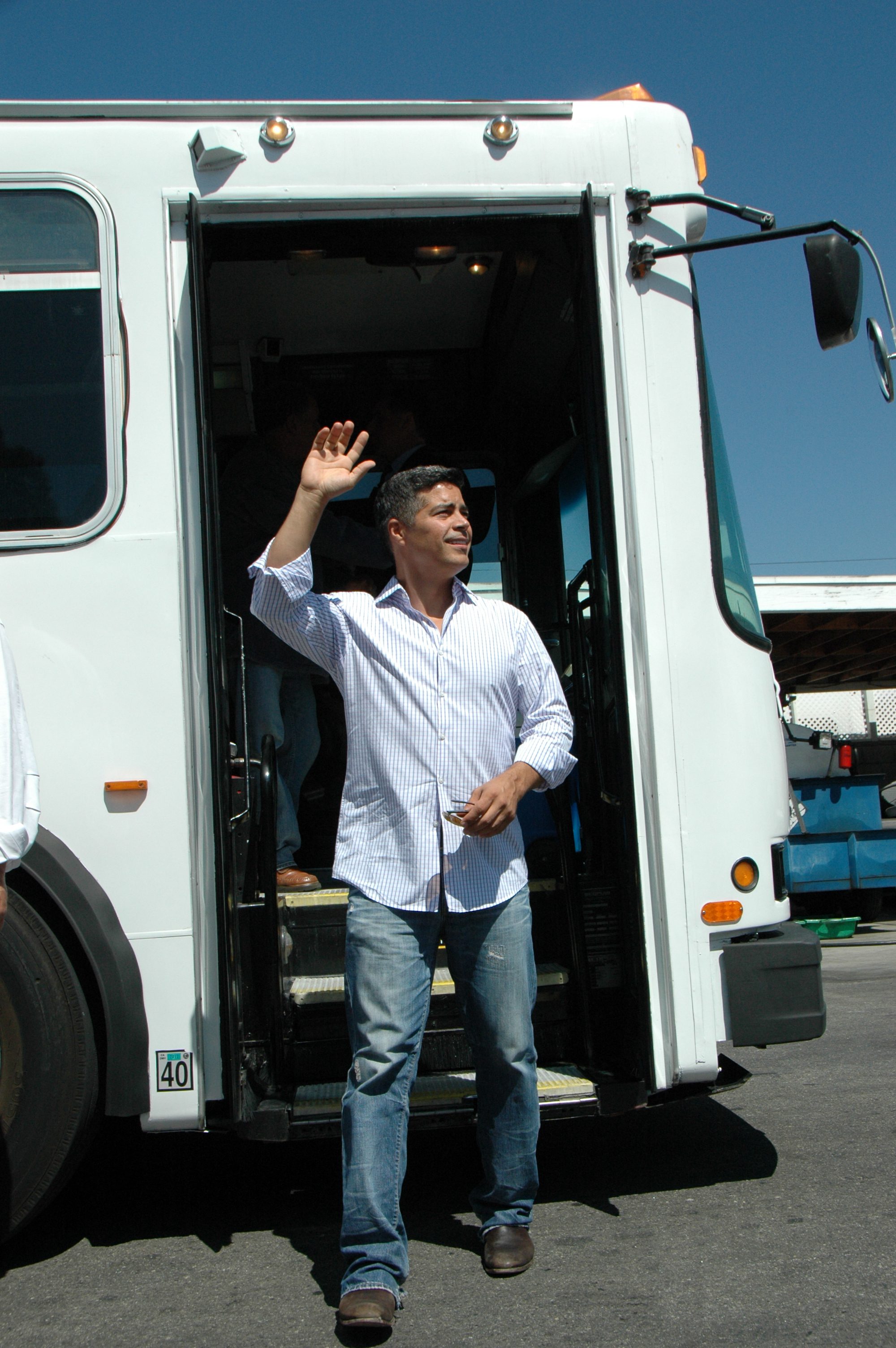 Esai Morales desciende del autobús. (Foto José Ubaldo/El Pasajero)