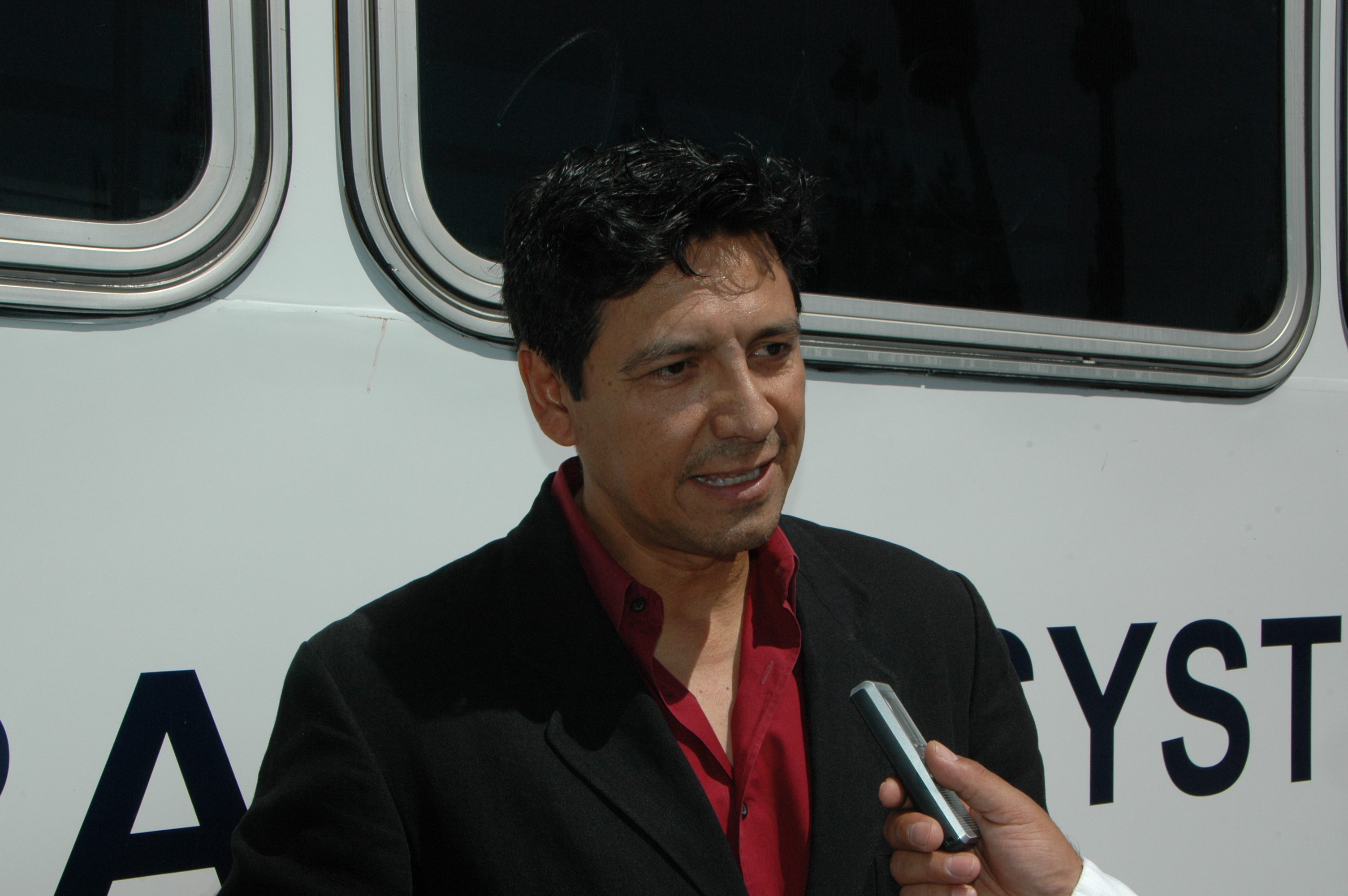 El actor Raymond Cruz es entrevistado por El Pasajero. (Foto José Ubaldo/El Pasajero)