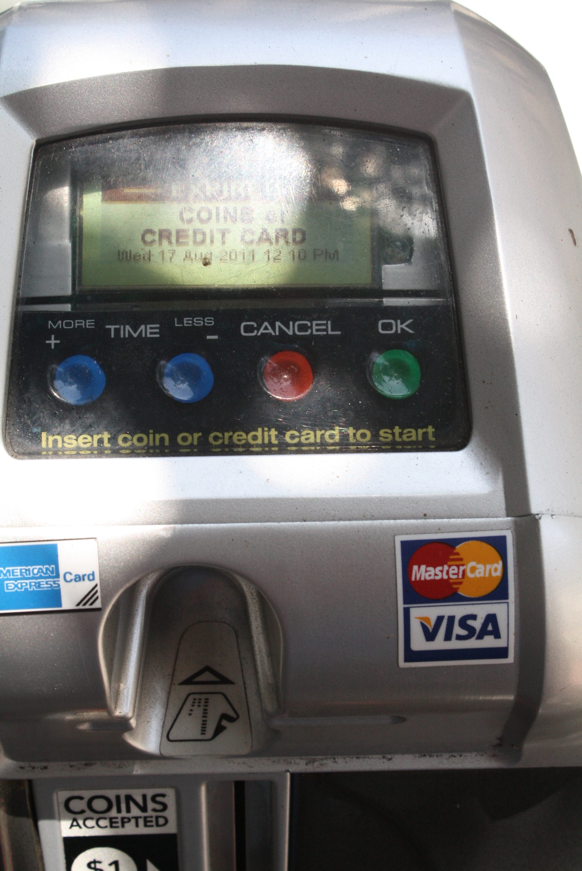 Los nuevos parquimetros cuenta con lo mas avanzado de la tecnología, ahora puede pagar con tarjeta de credito. (Foto Agustín Durán/Metro)