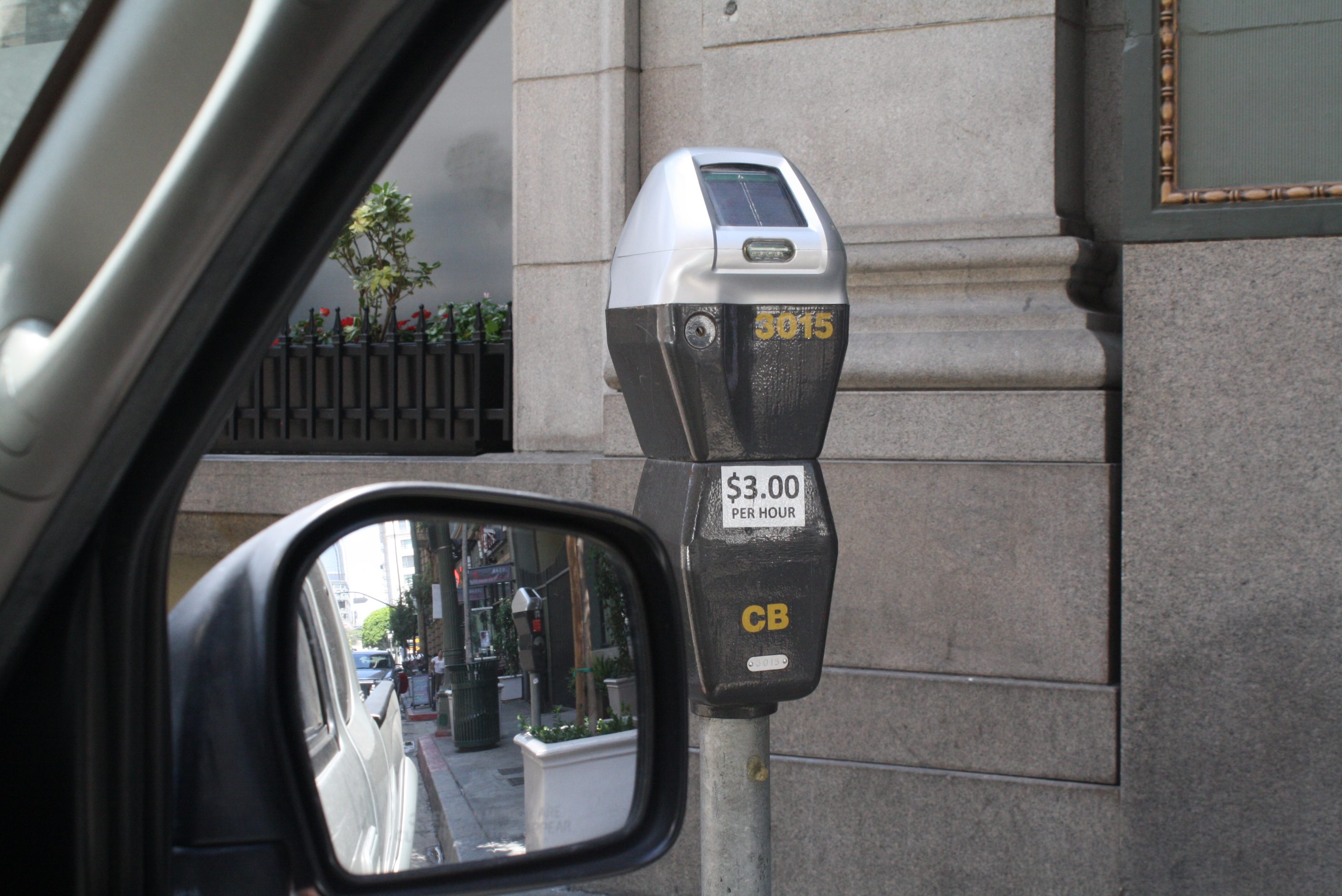 El precio por estacionarse en las calles del centro de Los Angeles se disparó por las nubes. (Foto Agustín Durán/Metro)