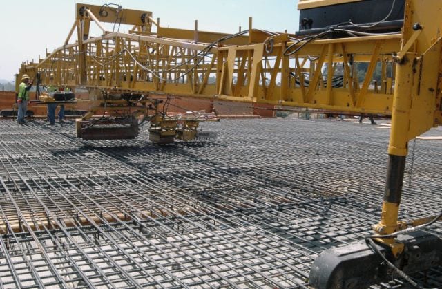 El piso de nuevo puente Sunset listo para recibir el concreto. (Foto Ned Racine/El Pasajero).