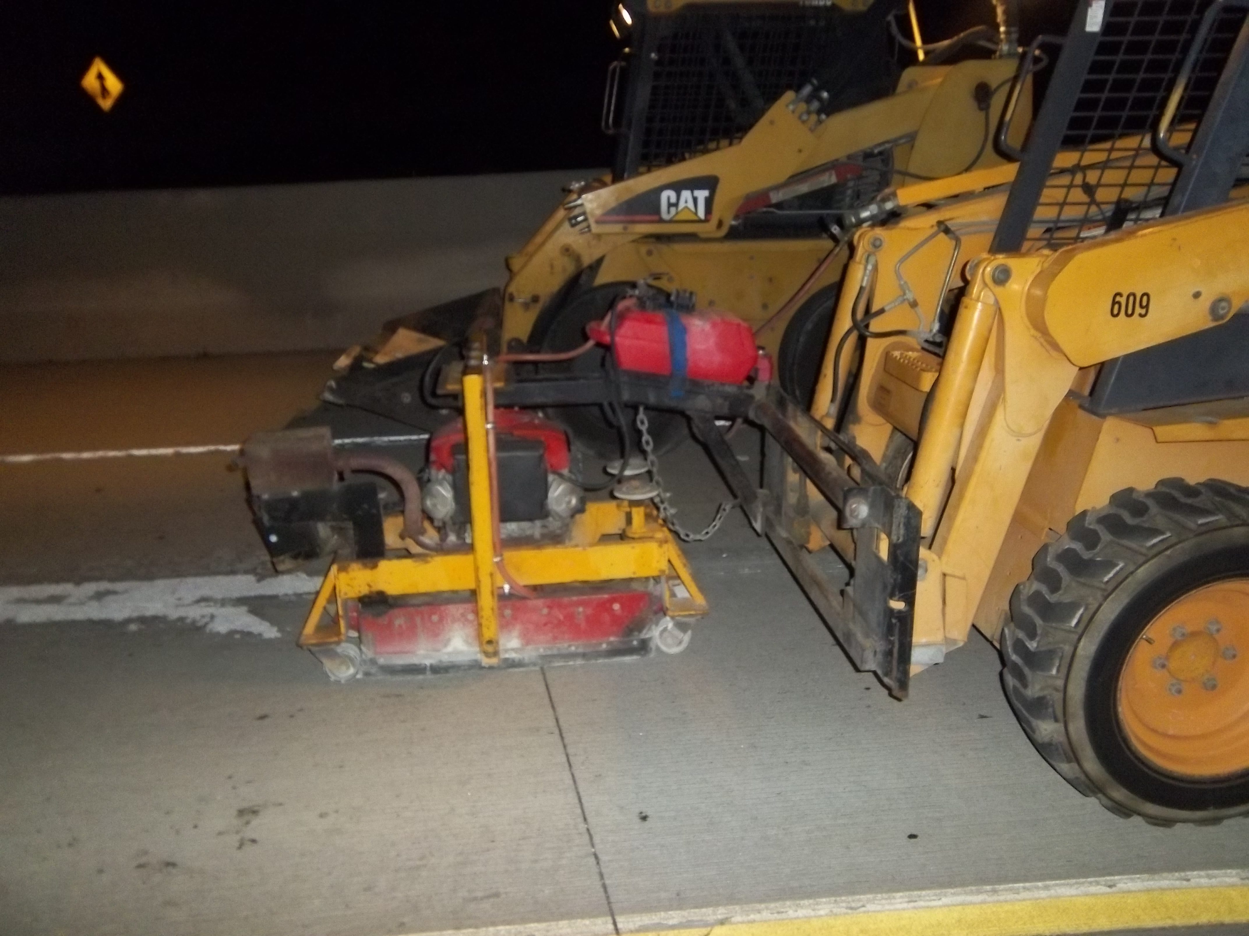 Maquinaria trabajando en el nuevo trazo de los carriles en la autopista. (Foto Metro)