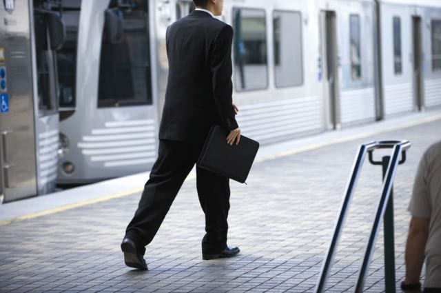 Un usuario de Metro Rail - Fotografía de Peter Watkinson tomada en agosto del 2008