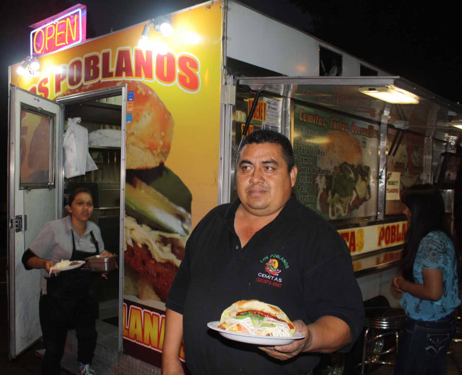 Gregorio Díaz, dueño de La Cemita Poblana y una de sus deliciosas creaciones.