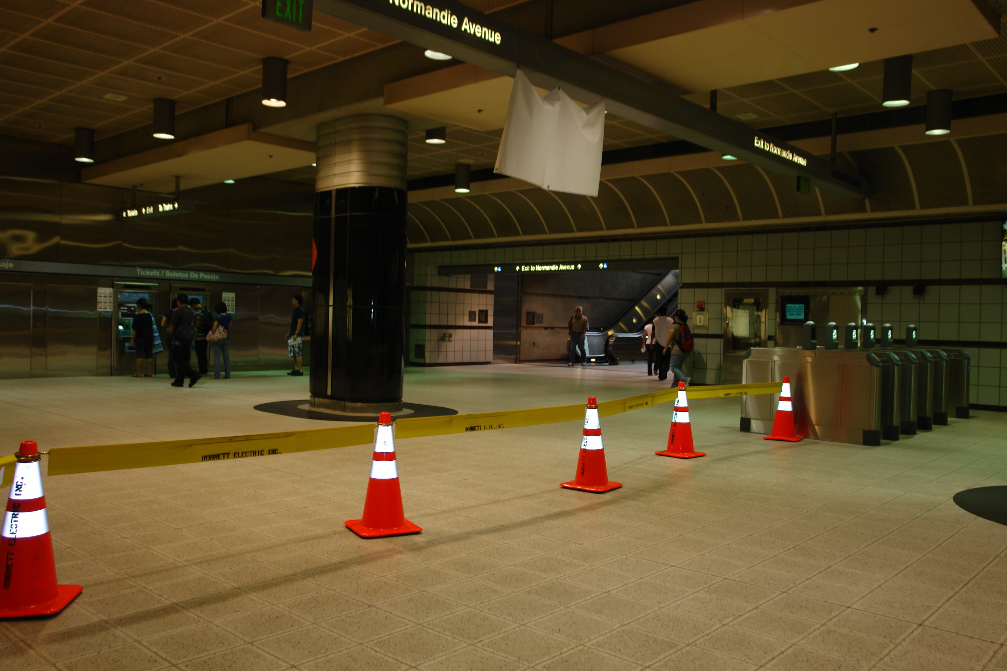 Torniquetes en estación Normandie del tren subterráneo. (Foto Luis Inzunza/El Pasajero).