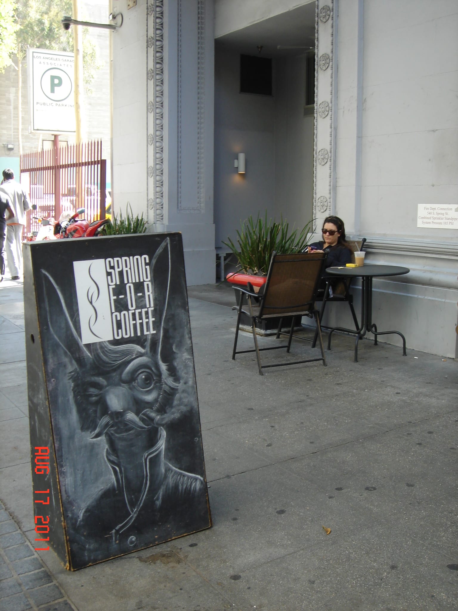 Cafe en la calle Spring. (Foto José Ubaldo/El Pasajero)