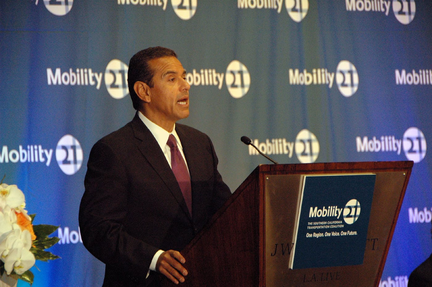 El alcalde Antonio Villaraigosa ofreció el discurso principal en la sesión inicial de Mobility 21