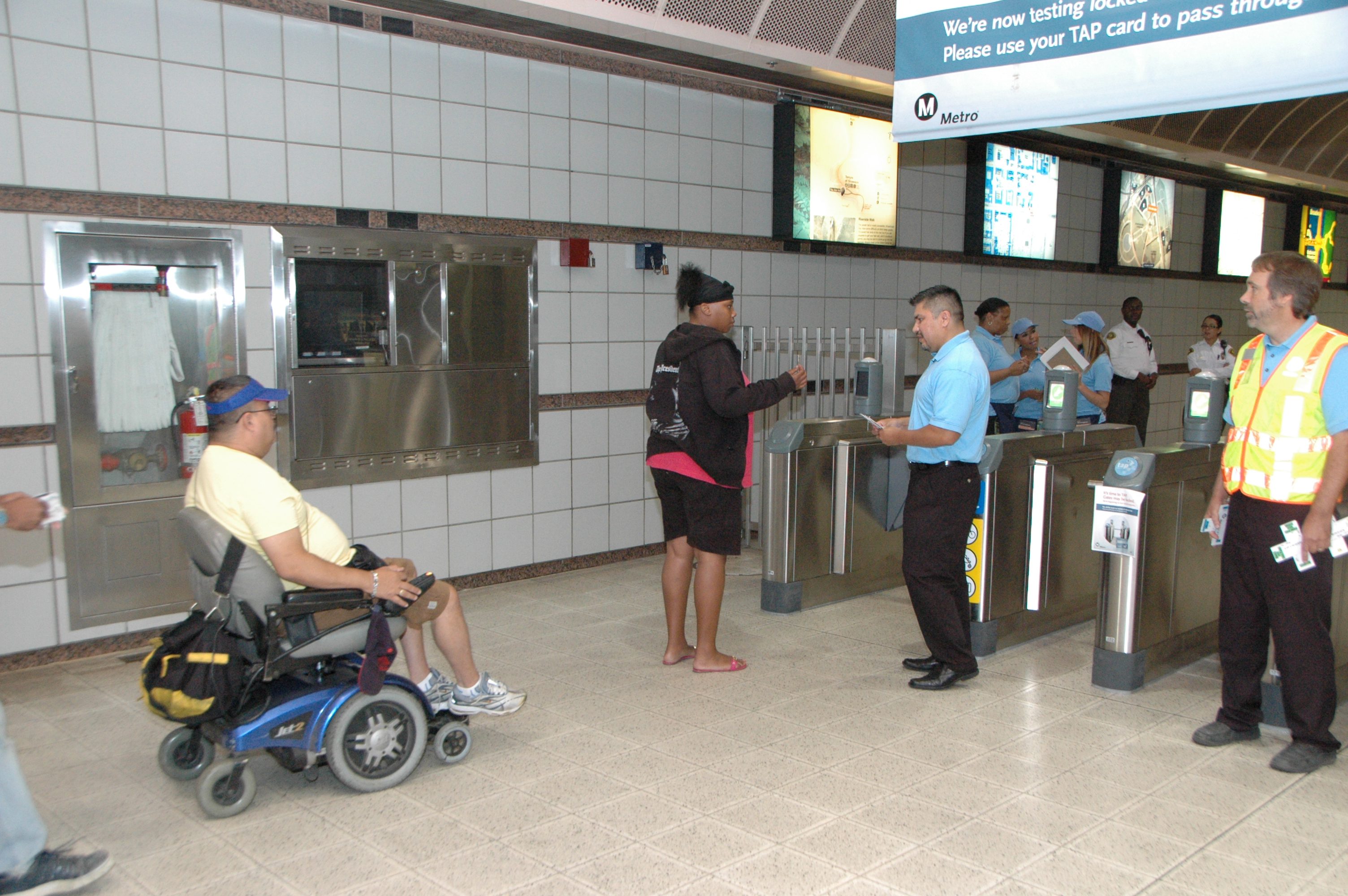Pasajeron pasando por los torniquetes de la estación Normandie de la Línea Morada del Metro. (Foto JOsé Ubaldo/El Pasajero)