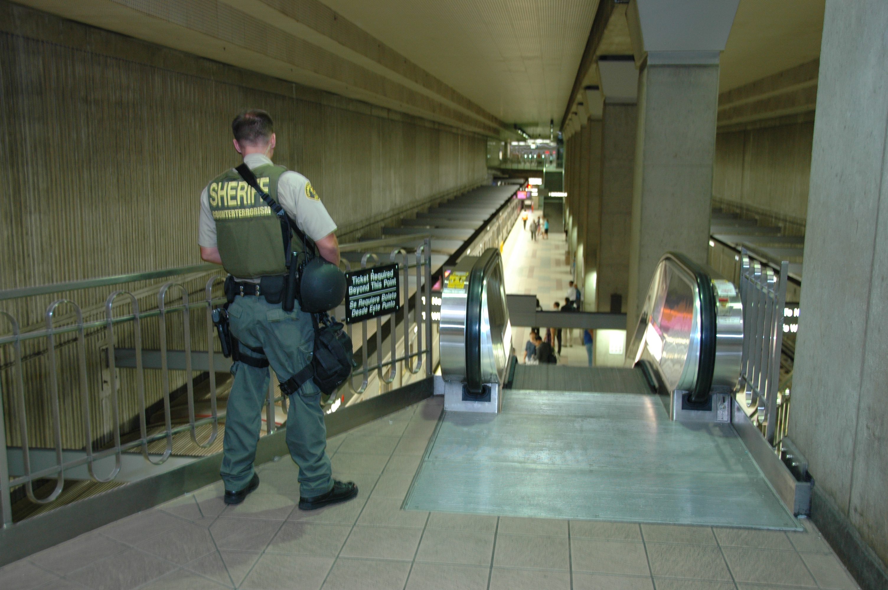Aentes del Sheriff vigilan la Línea Roja del Metro en Union Station. (Foto José Ubaldo/El Psajero)