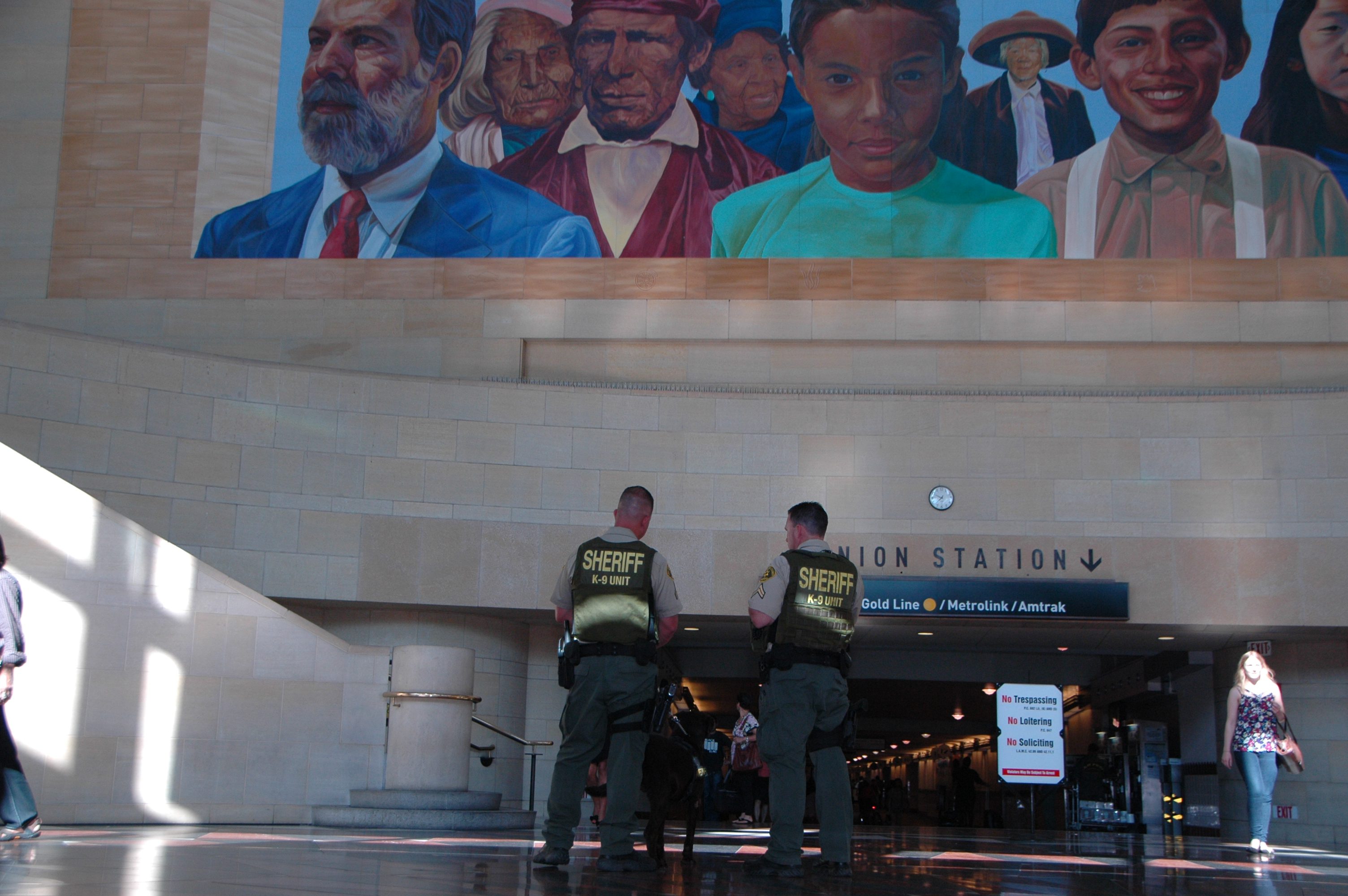 Agentes del Sheriff vigilan atentamente en Union Station. (Foto José Ubaldo/El Pasajero)