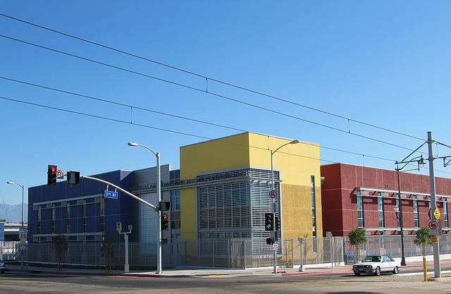 El Centro de Aprendizaje Felícitas y Gonzalo Méndez, a tan solo unos pasos de la Estación de la Línea Dorada Pico/Aliso. Fotografía de waltarrrrr vía Flickr