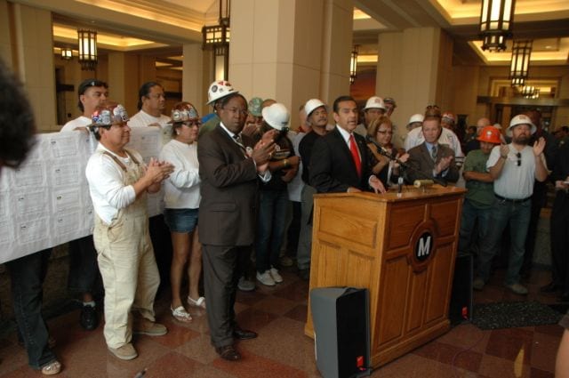 El Alcalde Antonio Villaraigosa, el supervisor Mark Ridley-Thomas y Maria Elena Durazo, en los momentos en que fue anunciado el Acuerdo Laboral de Proyectos de Metro.