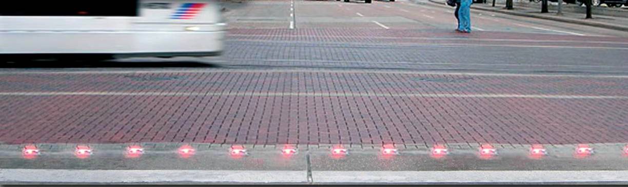 Luces de advertencia incrustadas en la superficie en un cruce del tren ligero en Houston, Texas. 