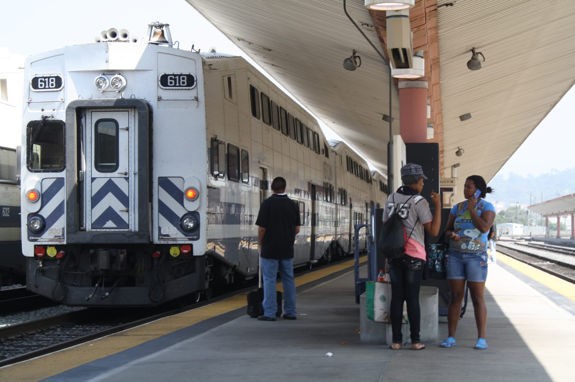 Pasajeros en espera de su tren de Metrolink. (Foto Agustín Durán/El Pasajero)