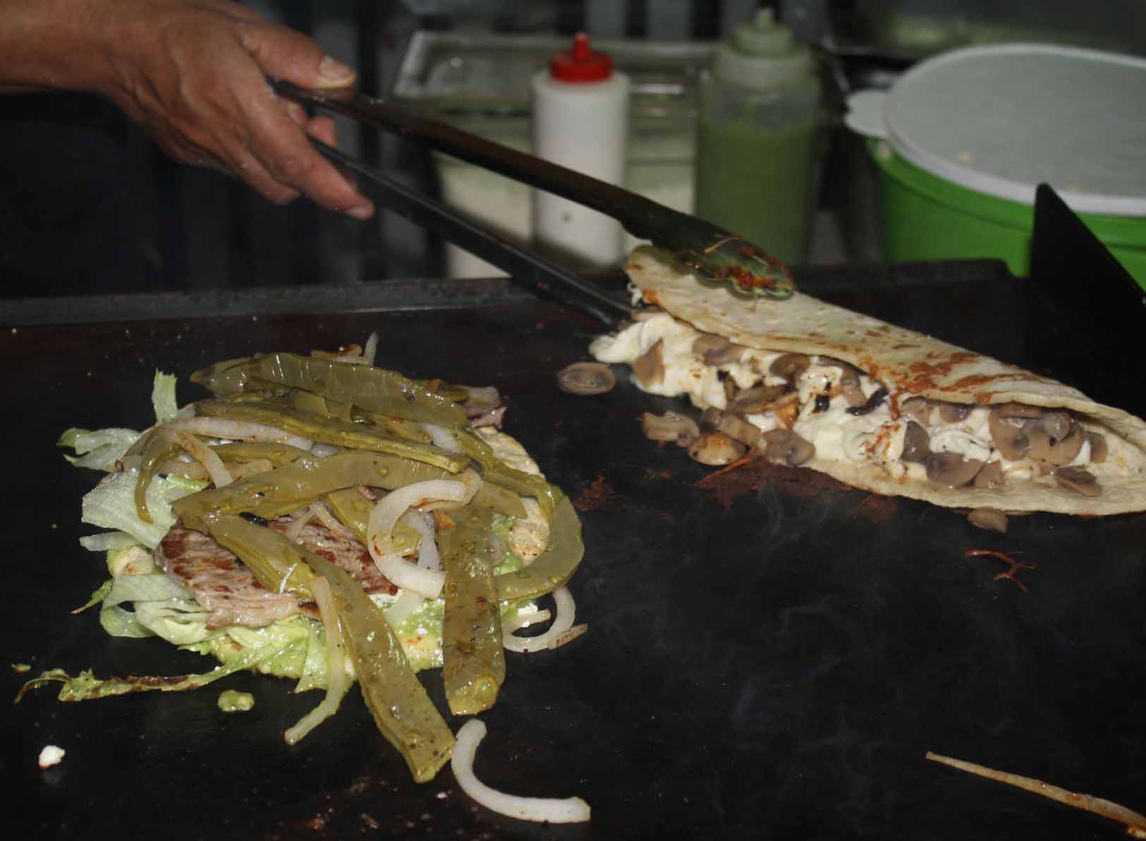 Y para chuparse los dedos, llenos de salsa, una exquisita quesadilla de hongos sobre la parrila y un huarache cubierta de nopales.