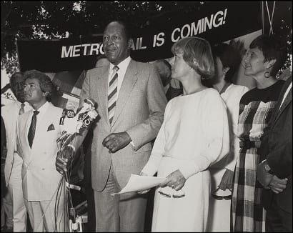 Ceremonia del inicio de construcción del sistema de trenes Metro. El entonces alcalde de Los Angeles Tom Bradley encabezó la ceremonia junto a ejecutivos de Metro Rail.