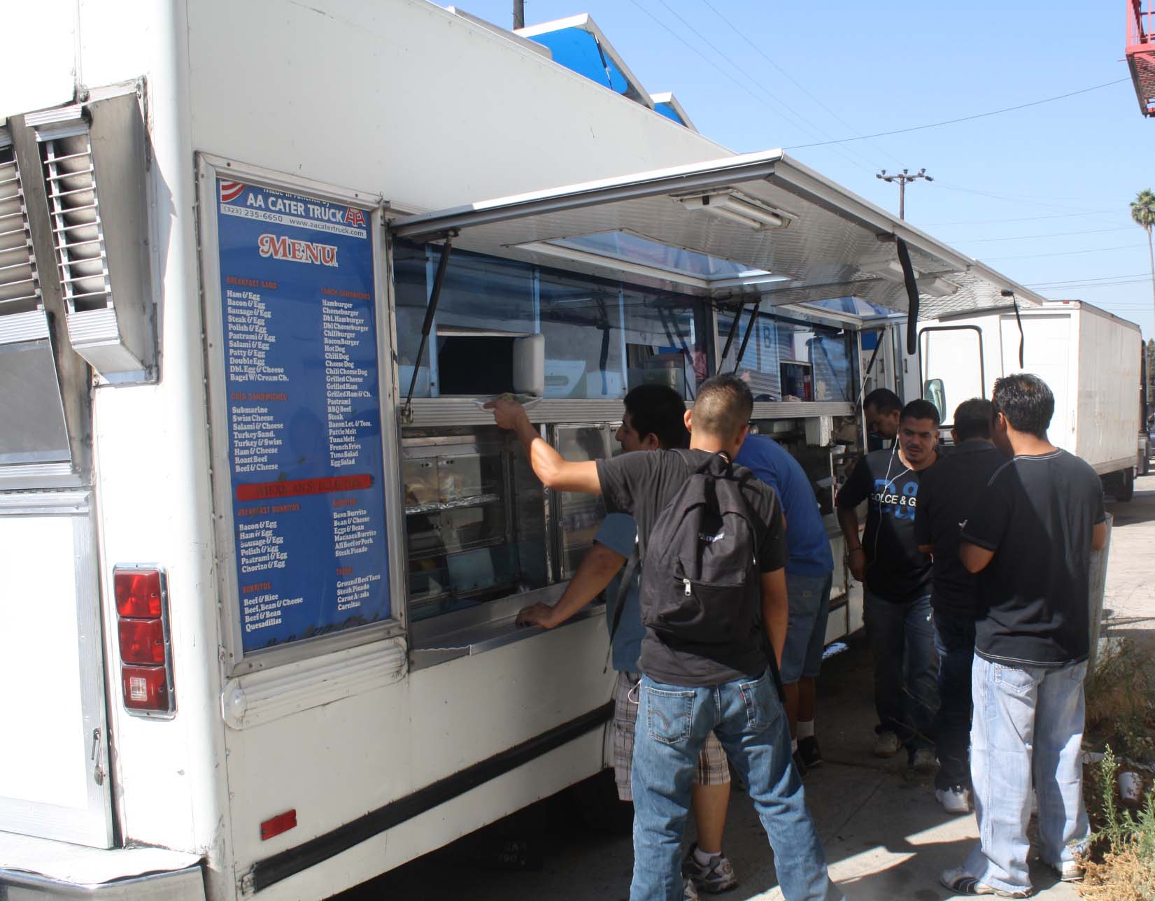 Ronnie y su troca de comida “Betty’s Food Service” . (Foto de Agustín Duran/El Pasajero)