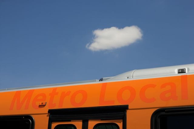 Nuestro compañero Josh Southwick captó esta nube viajera sobre uno de los autobuses de Metro en la estación Norwalk de la Línea Verde del Metro alrededor de la 1:48 de la tarde. JOsh trabaja con una cámara Canon EOS-1Ds Mark II y utilizó una apertura de diafragma de 5.6 a una velocidad de 1/2000.