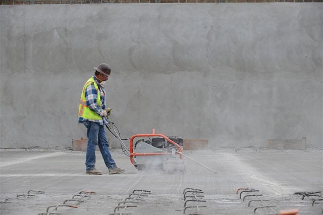 Trabajador en plena labor en el centro de transporte El Monte. (Foto Juan Ocampo/El Pasajero).