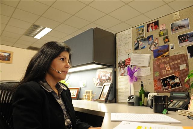 Vilma Hernández siempre lista a atender a los usuarios de Metro con cualquier tipo de queja. (Foto Juan Ocampo/El Pasajero)