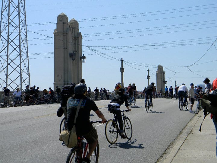 La ruta de CicLAvia pasa por el puente de la calle Primera sobre el río de Los Angeles. (Foto Ebelin Castillo/El Pasajero)