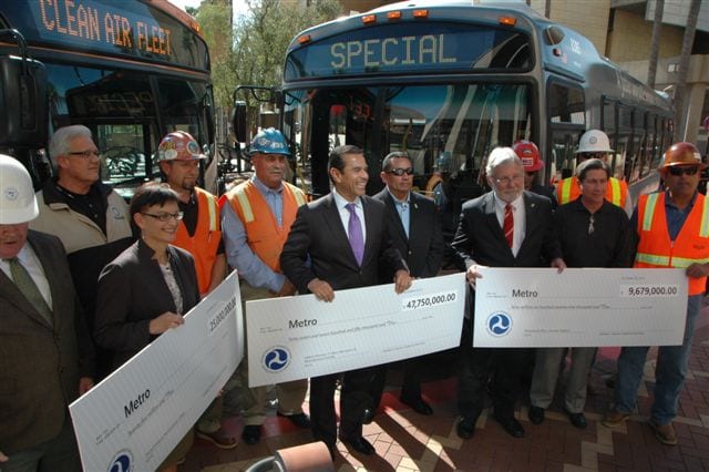 Los funcionarios del transporte público muestran los cheques que FTA entregó hoy a Metro. De derecha izquierda, Theresa McMillan subdirectora de FTA, el Alcalde de Los Angeles Antonio VIllaraigosa y Art Leahy, Presidente Ejecutivo de Metro. (Foto José Ubaldo/El Pasajero).