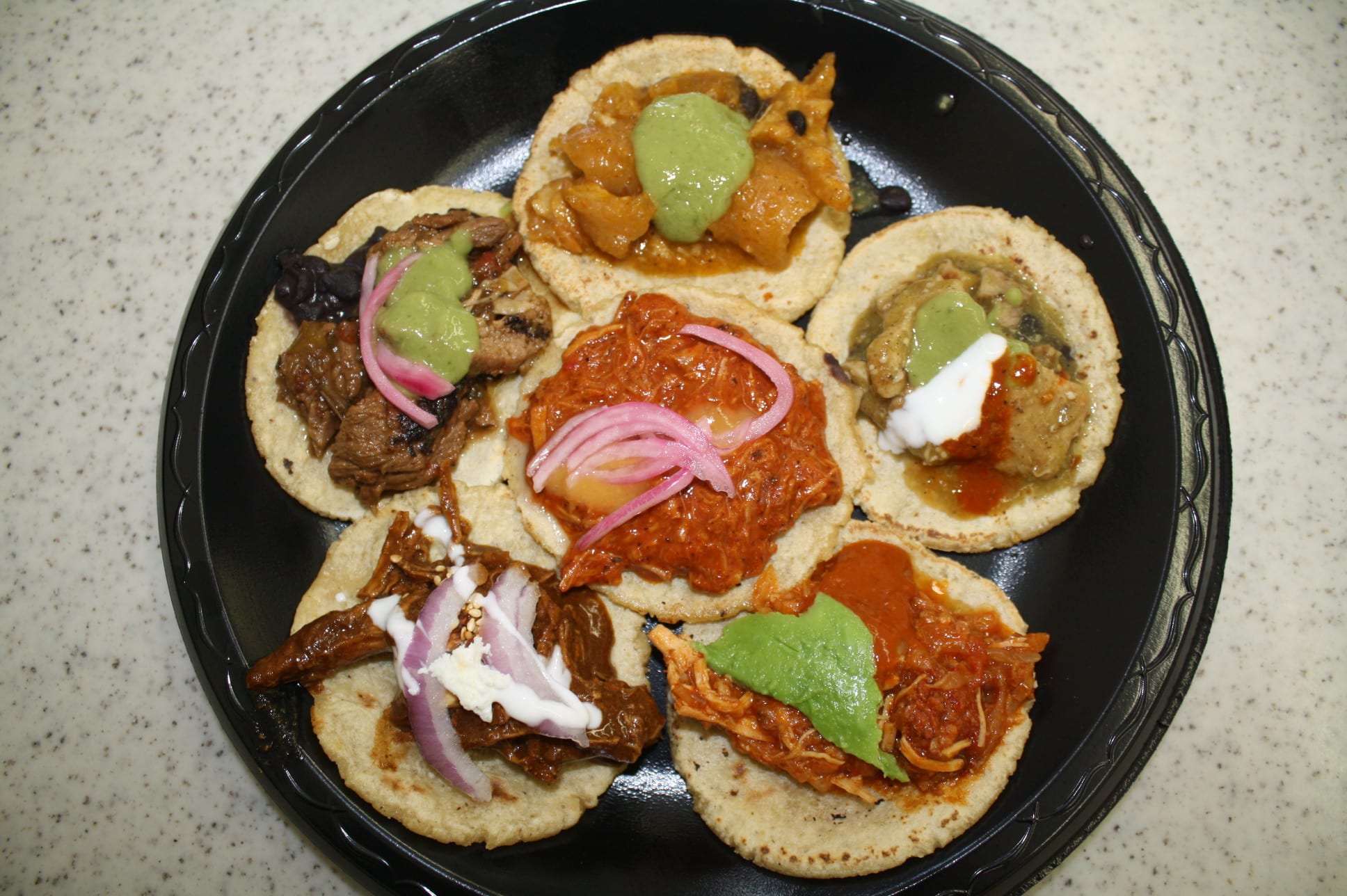 Una muestra de las delicias que trae una orden de tacos en Guisados. (Foto Agustín Durán/El Pasajero)
