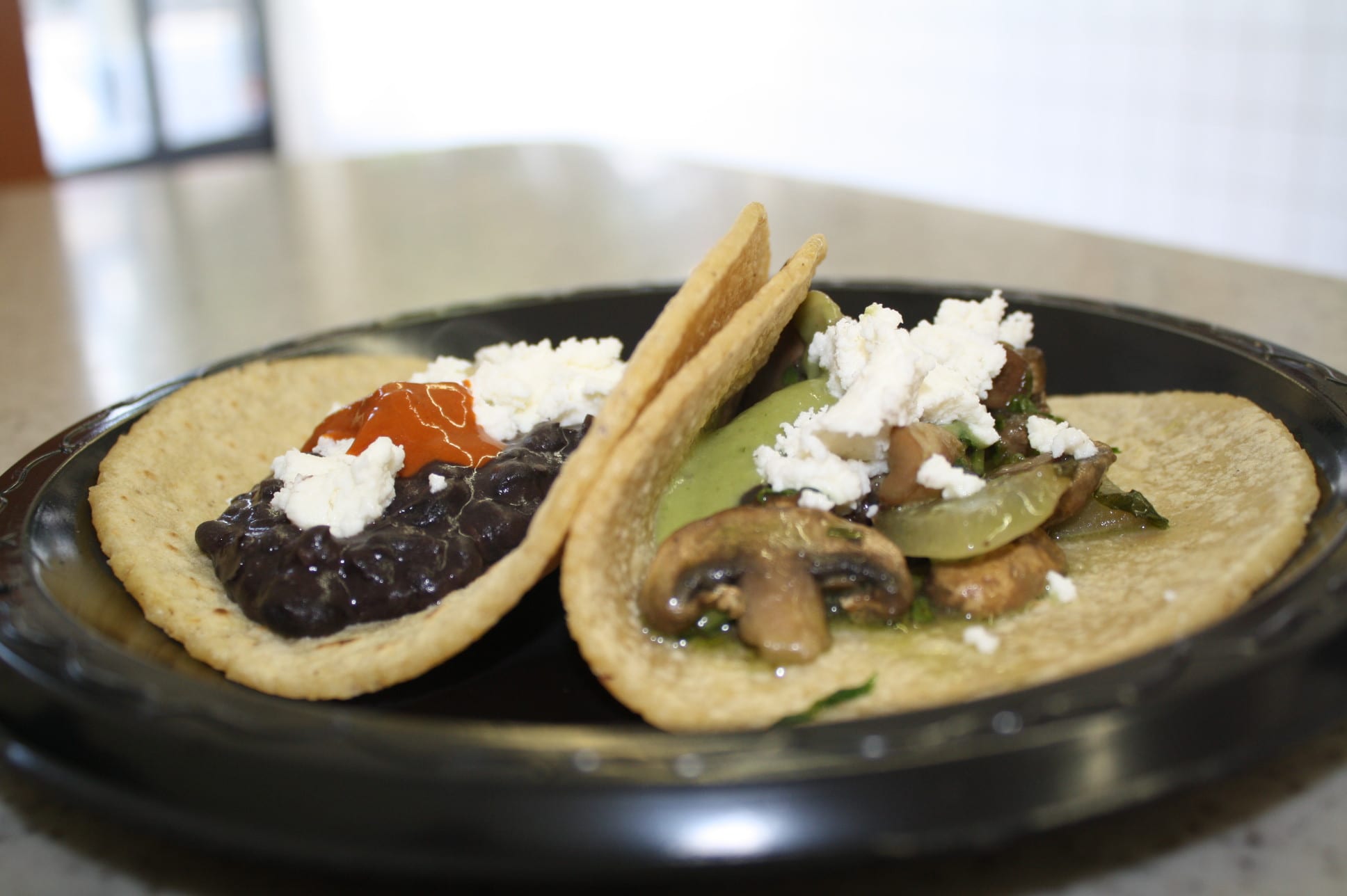 Para chuparse los dedos, frijoles negros y champiñones con cilantro (Foto Agustín Durán/El Pasajero)