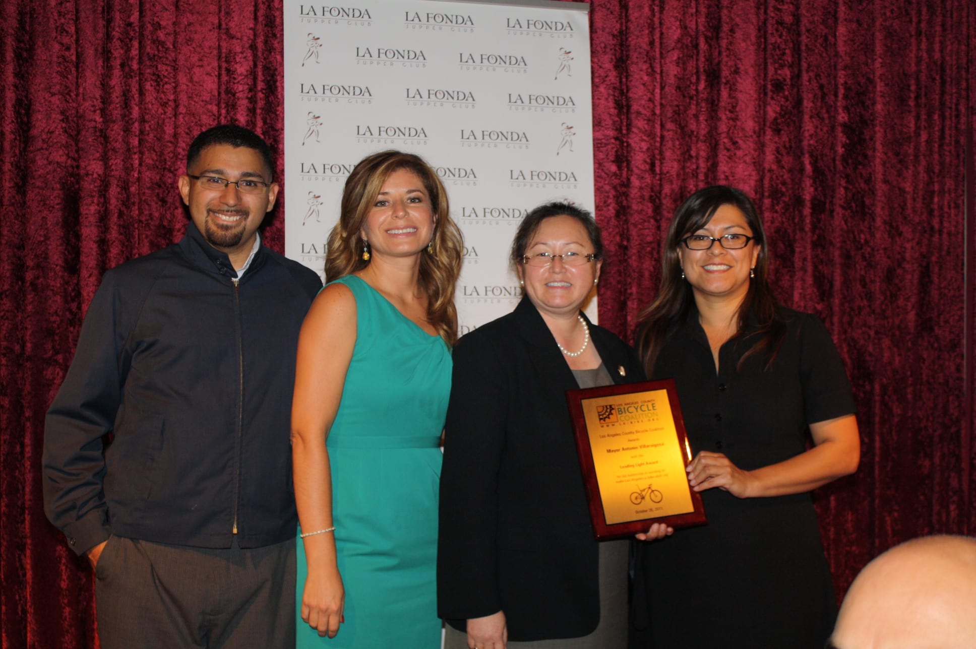 Lisa Sarno y Deanne Gómez recibieron a nombre del Alcalde Villaraigosa el reconocimiento de Andy Rodríguez y Lourdes López, City of Lights. (Foto Agustín Durán/El Pasajero)