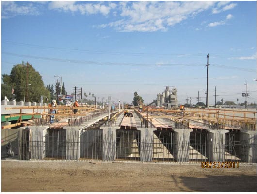 Construcción de lo que será la superficie del puente LA River. (Foto Metro Construction)