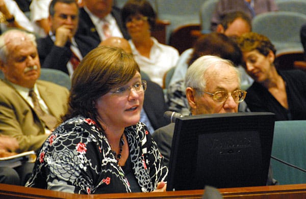 Dr. Lucile Jones, de U.S. Geological Survey, presenta su testimonio ante el Comité de Planificación de Metro. (Foto Gayle Anderson/El Pasajero)