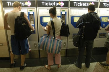Pasajeros compran boletos en la estación Penn de Nueva York. (Foto Ángela Jiménez)