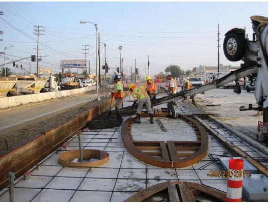 Trabajadores ponen concreto sobre la superficie de la futura estación Rosco. (Foto Metro Construction)