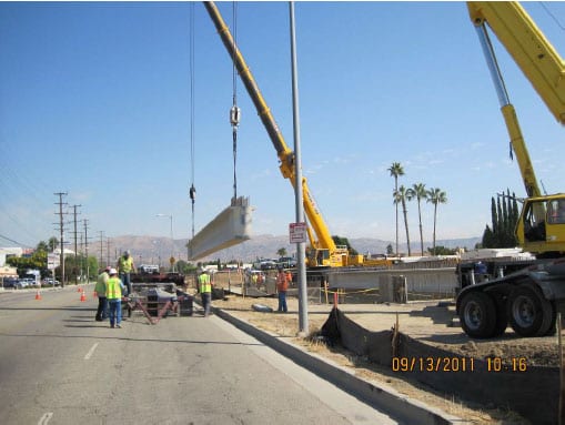 Instalación de vigas de acero para el puente Santa Susana. (Foto Metro Construction)