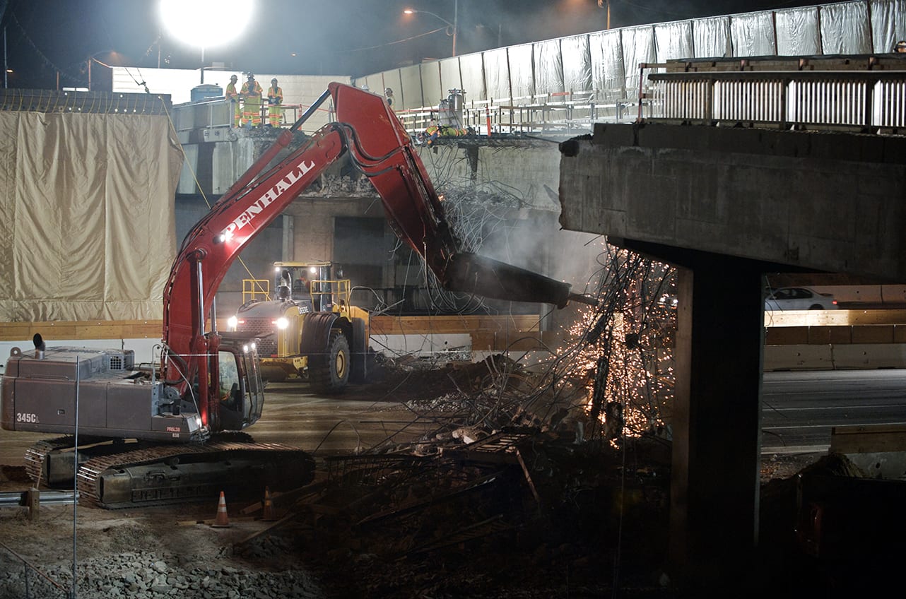 Ahora le toca a la parte norte del Puente Sunset ser demolida. En la gráfica cuadrillas de trabajadores demuelen la parte sur. (Foto Metro Construction)
