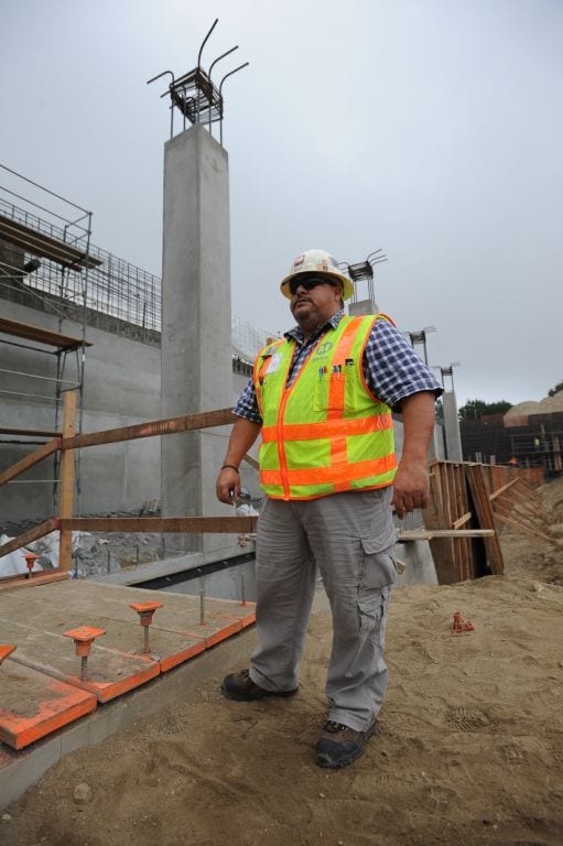 Javier Lora El trabajo de Javier como encargado de la seguridad en las zonas de construcción de Metro es muy delicado y minucioso. Nada escapa a su supervisión. (Foto Juan Ocampo/El Pasajero).
