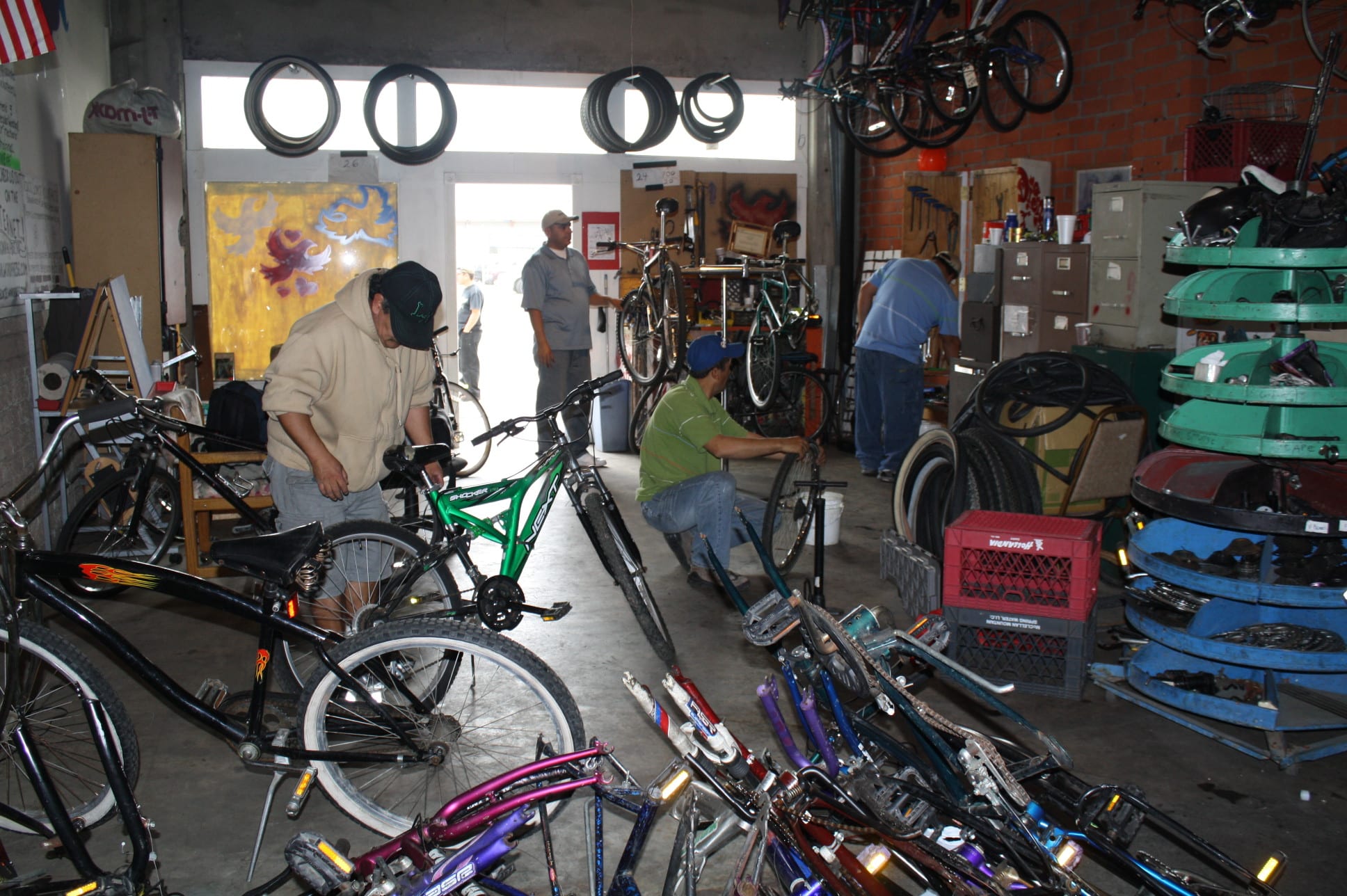 Cerca de 20 bicicletas son arregladas por voluntarios en Bici Digna (Foto Agustín Durán/ El Pasajero)