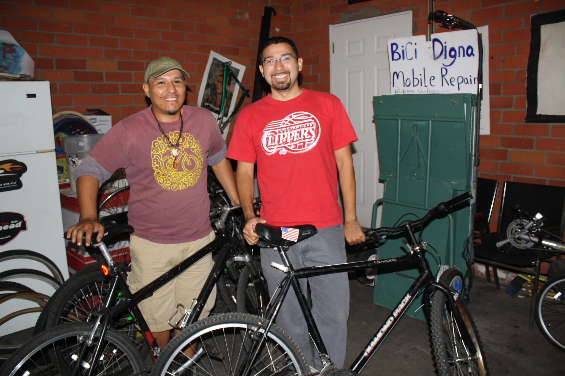 Andy Rodríguez, derecha, y Leonel Carrillo, son dos de los fundadores de Bici Digna (Foto Agustín Durán/ El Pasajero)