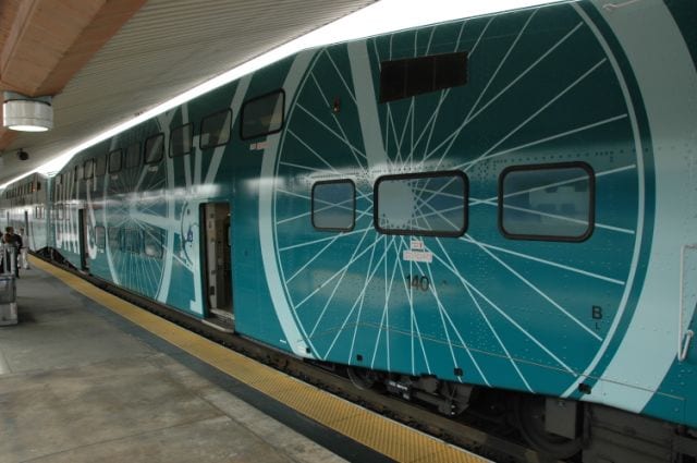 Un diseño en color verde Teal para indicar a los ciclistas en donde pueden viajar con su bicicleta abordo de los trenes de Metrolink. (Foto José Ubaldo/El Pasajero).