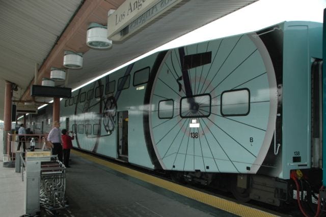 Metrolink "envolvió" con plástico vinilo sus vagones para indicar en donde se puede viajar con bicicleta. (Foto José Ubaldo/El Pasajero).