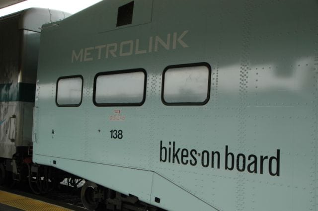 Exterior de uno de los vagones de Metrolink con los señalamiento para llevar abordo del tren bicicletas. (Foto José Ubaldo/El Pasajero).