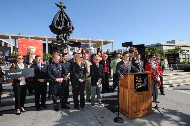El alcalde de Los Angeles Antonio Villaraigosa anunció los cambios al servicio de Metro Rail durante la rueda de prensa de esta mañana en el Music Center. (Foto Juan Ocampo/El Pasajero). 