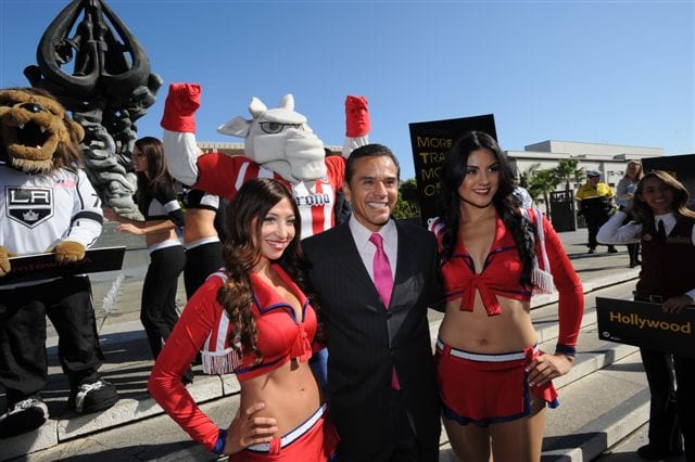 El alcalde Antonio Villaraigosa posa con las porristas de Chivas USA. (Foto Juan Ocampo/El Pasajero).