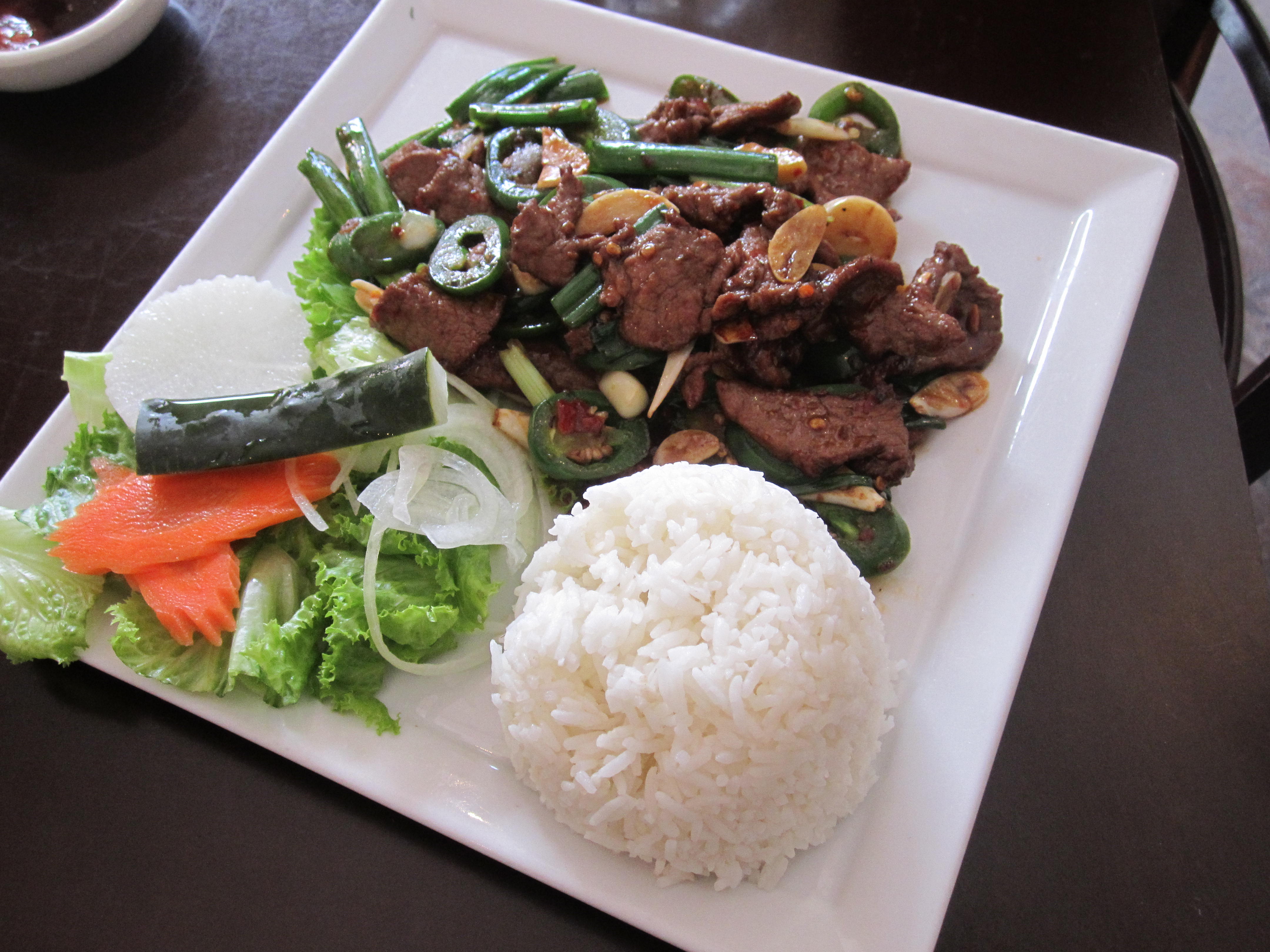 carne de res estilo Szechuan con ensalada verde y arroz. (Fotos: María Luisa Arredondo/El Pasajero)