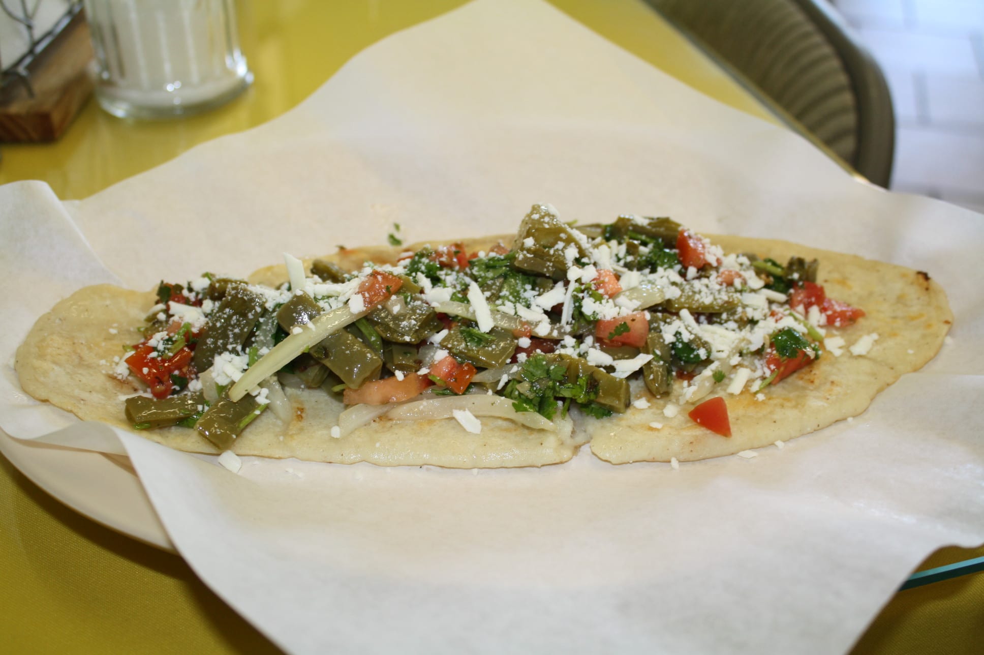 Sabrosísimo huarache de nopales, estilo Clarita. (Foto Agustín Durán/El Pasajero)