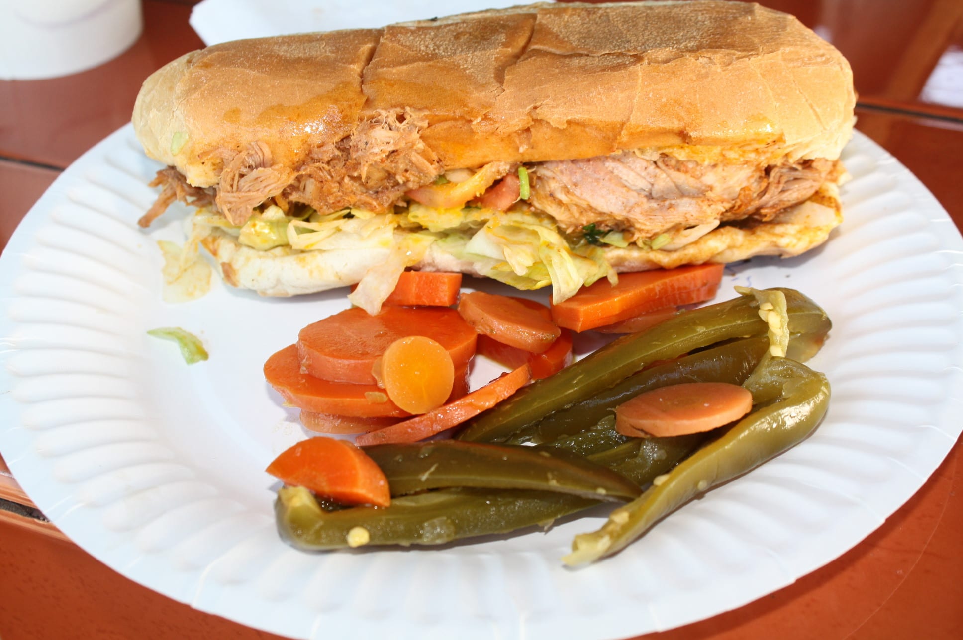 Torta de Cochinita Pibil con chiles jalapeños. (Foto de Agustín Duarán/El Pasajero).