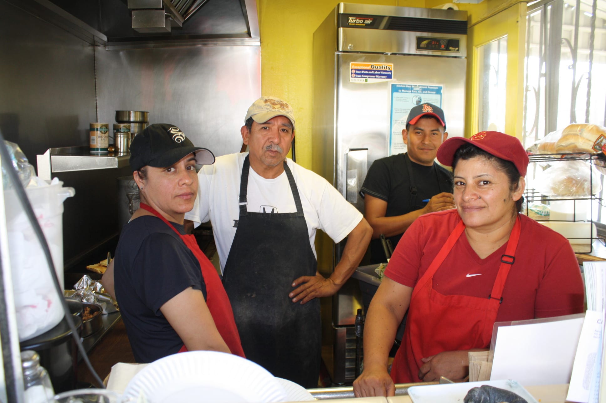 El personal de Yuca's como siempre muy atentos y rápidos para servir. (Foto Agustín Durán/El Pasajero).