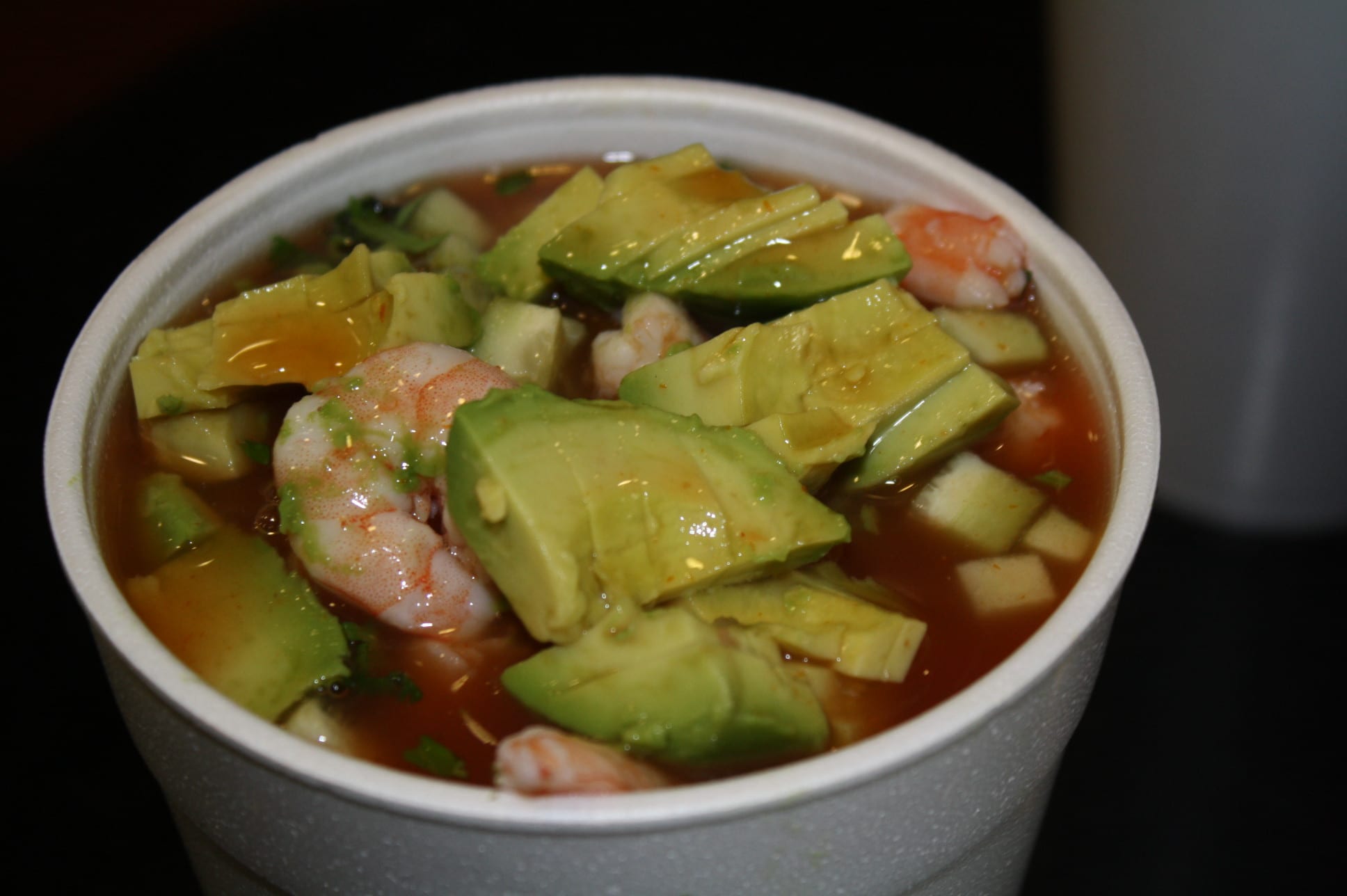 Coctel de camarón con aguacate.