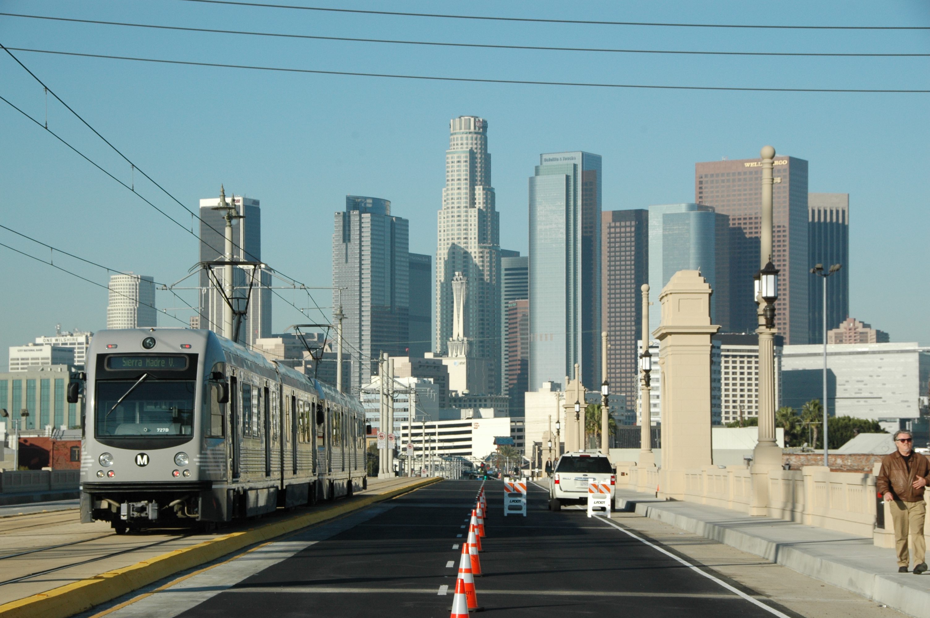 Tren de la Línea Dorada viaja sobre el puente de la calle Primera rumbo a Little Tokyo. Los nuevos carriles en dirección oeste fueron abiertos a la circulación desde el miércoles pasado. (Foto José Ubaldo/El Pasajero).